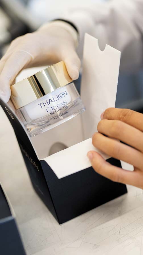 thalion-cosmetique-marine-notre-univers-pot-creme-dans-main thalion cosmetique marine notre univers pot creme dans main